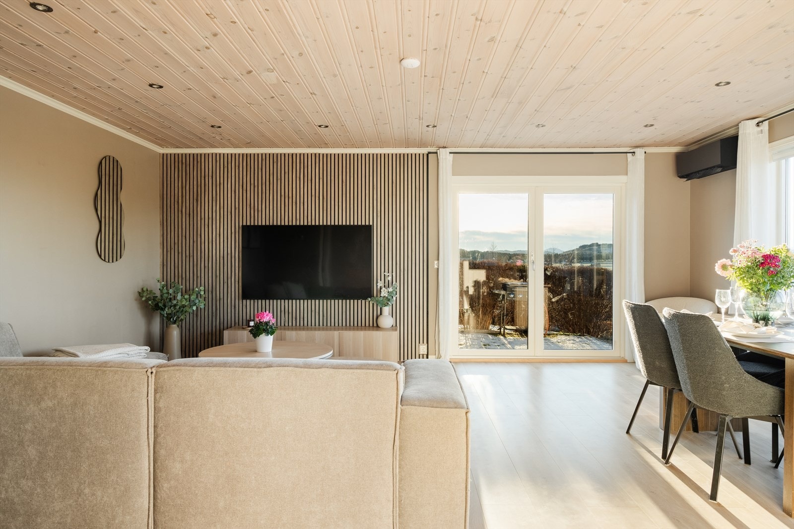 Vi starter turen i en innbydende stue med god plass til møblering. Galleribilde