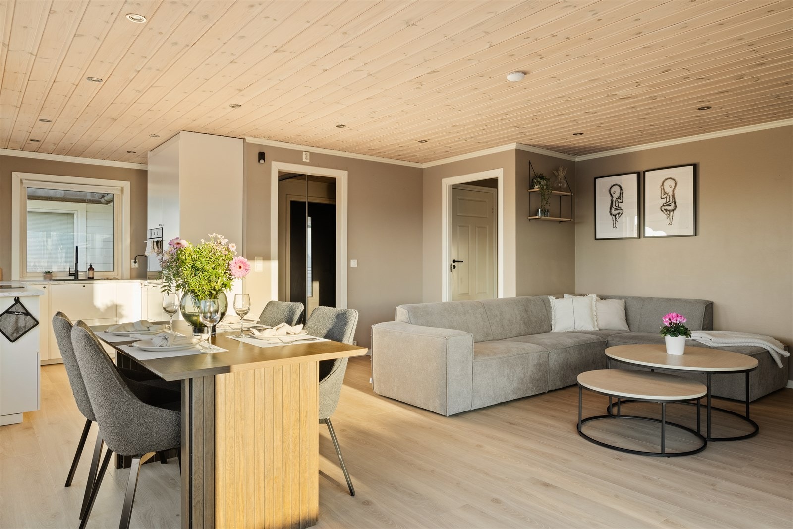 Romslig stue og kjøkken som samlet utgjør 35,8 kvm. Galleribilde