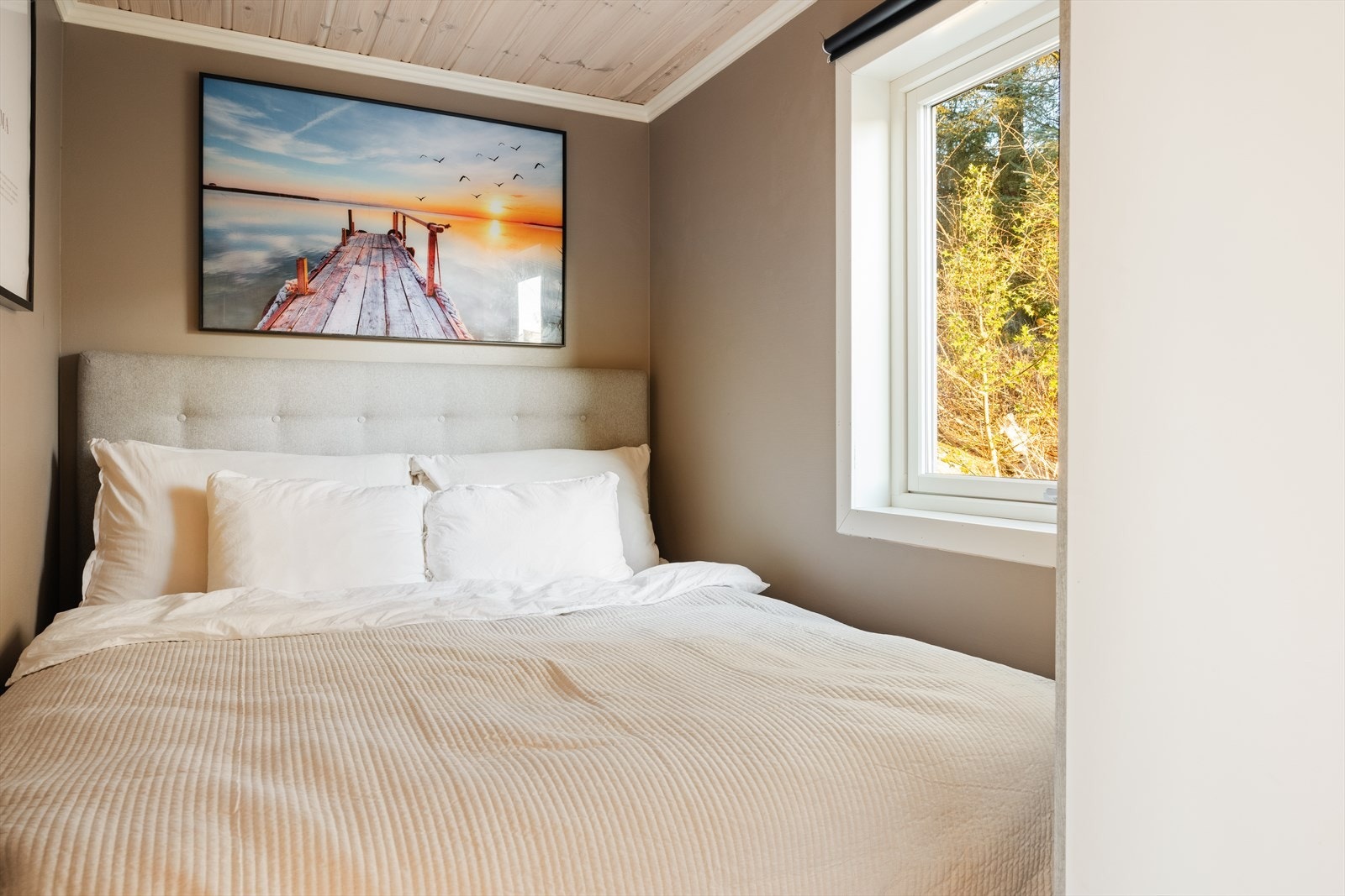 Soverom med rolig og behagelig atmosfære. Galleribilde