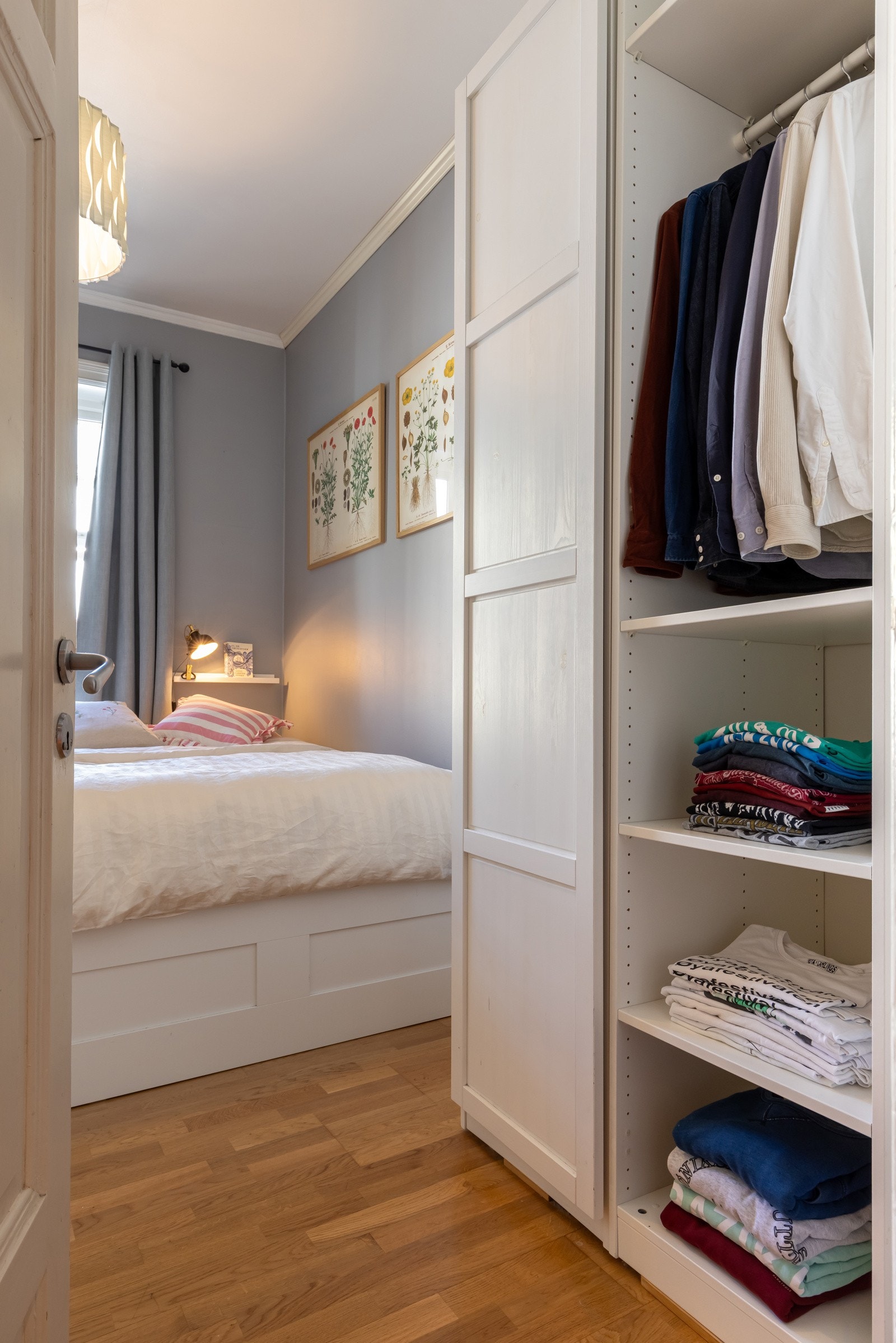 Rommet er innredet med to garderobeskap som medfølger handelen. Galleribilde