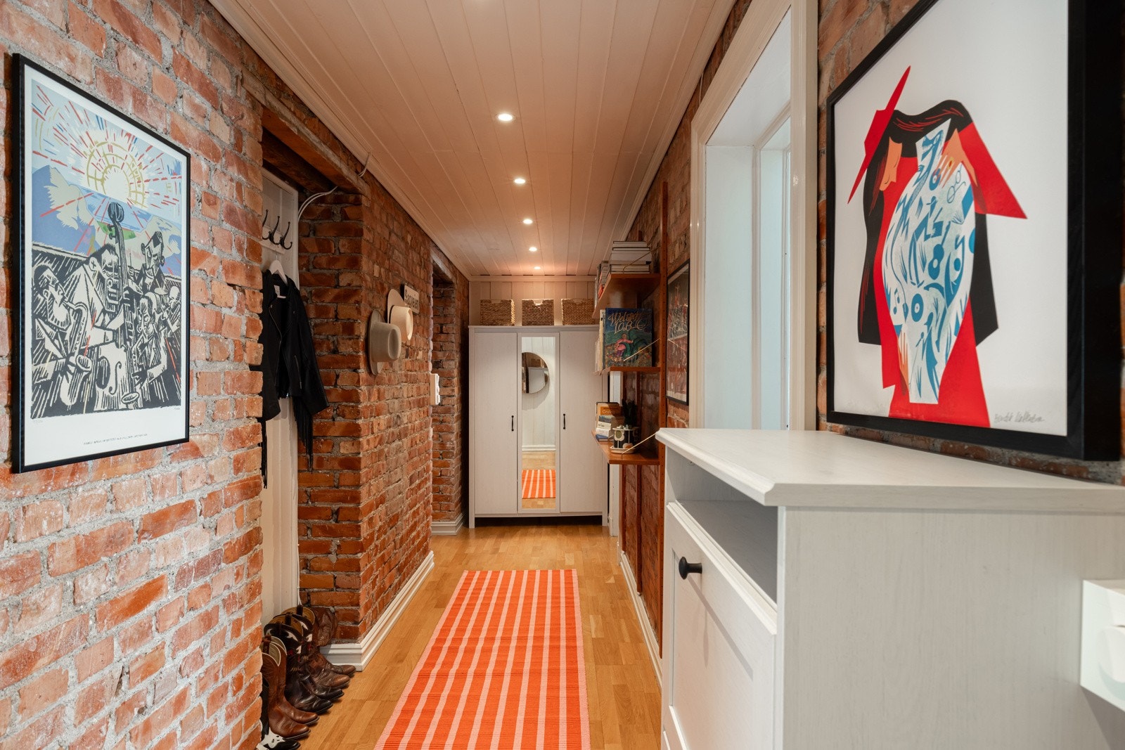 Her er det god plass til yttertøy i garderobeskap. Galleribilde