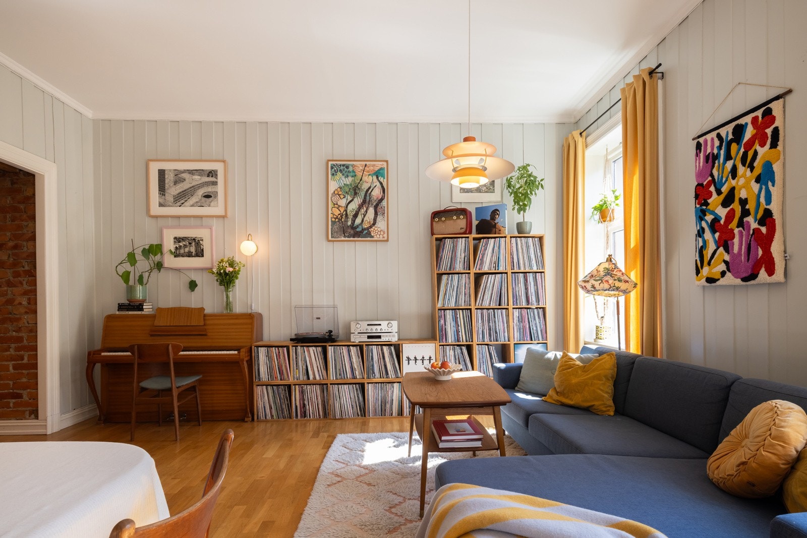 Stuen har gode møbleringsmuligheter, med plass til sofagruppe, spisebord og annet ønsket møblement. Galleribilde