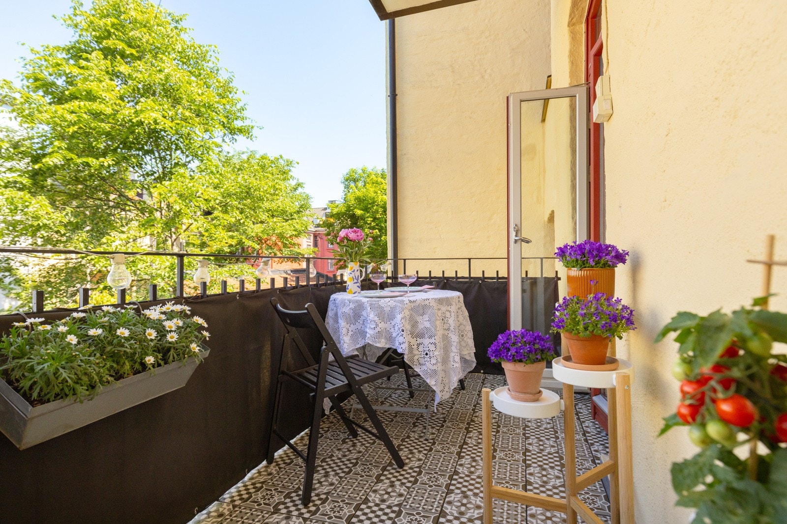 Det er plass til utemøblement, beplantning og grill. Galleribilde