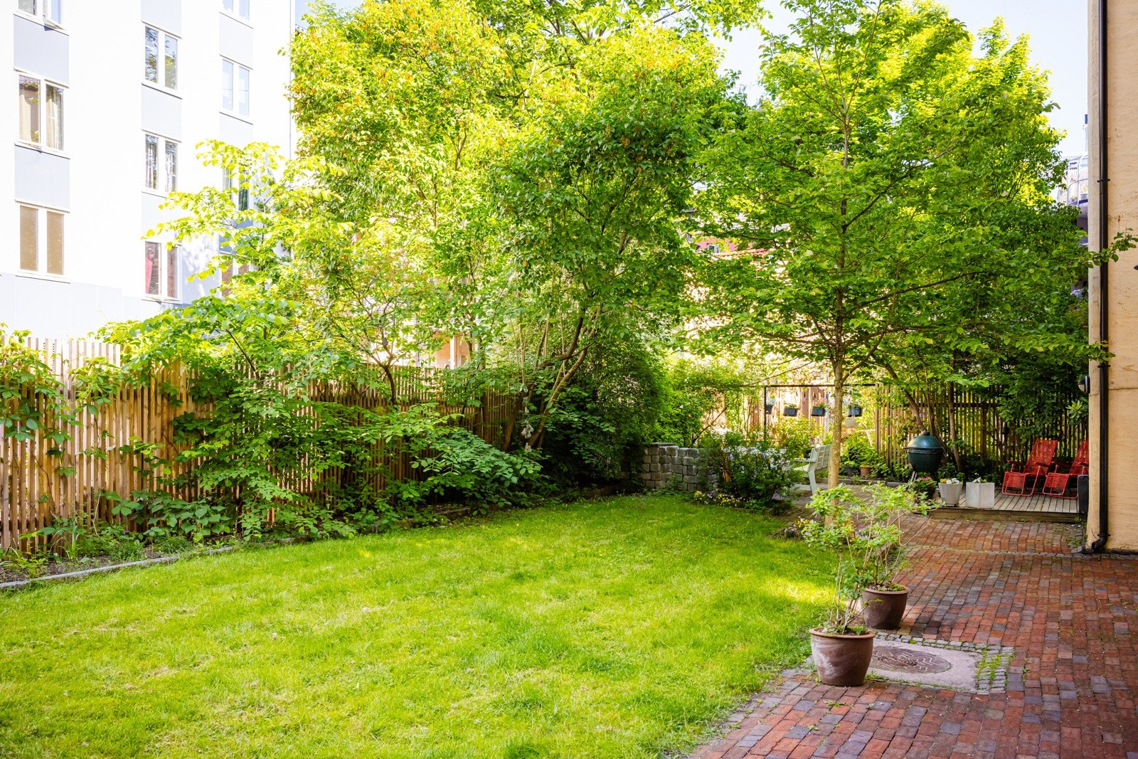 Til glede for beboerne har borettslaget en idyllisk og frodig bakgård. Galleribilde