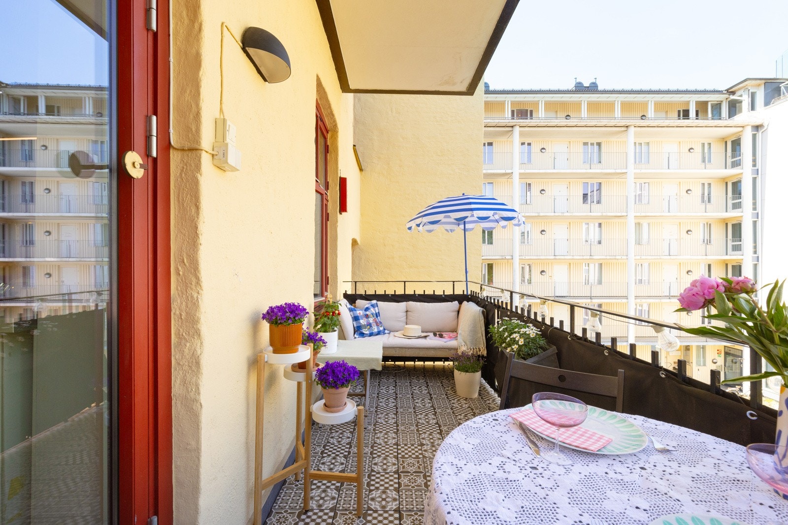 Balkongen er utstyrt med utebelysning og stikkontakt. Galleribilde