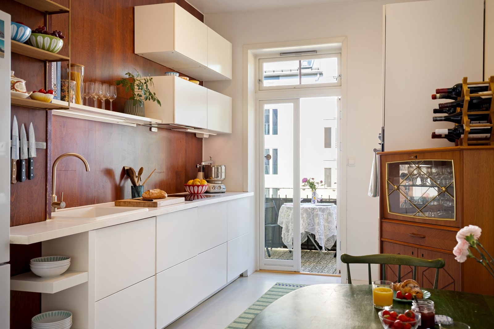 Det er benkeplate av laminat, nedfelt oppvaskkum med ett-greps kran, i tillegg til benkeskapsbelysning og stikkontakt under overskap. Galleribilde