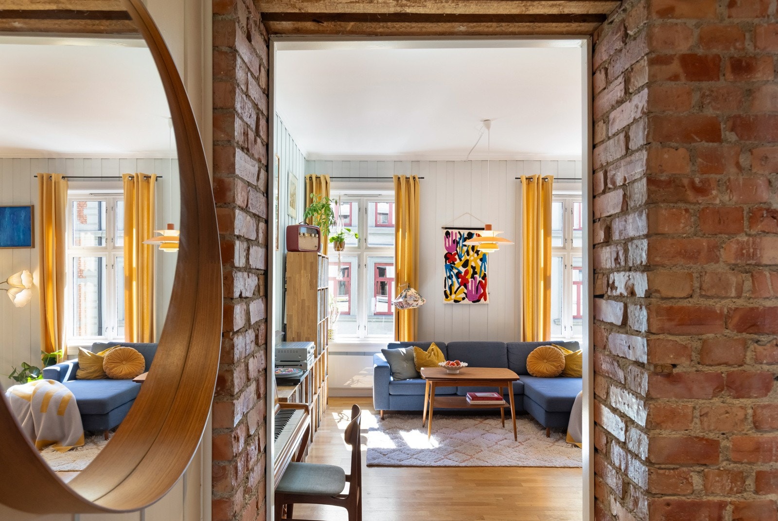 Teglsteinsvegg gir rommet et sjarmerende preg. Galleribilde