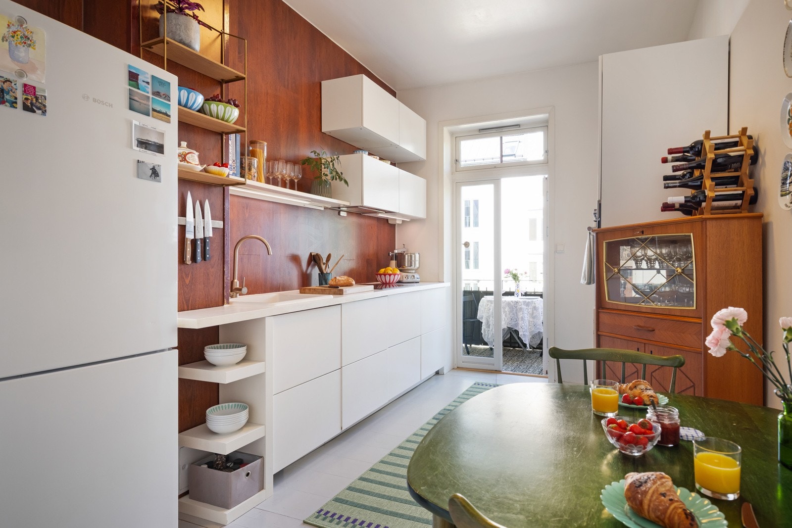 Flott kjøkken med innredning fra 2014 og god skap- og benkeplass. Galleribilde