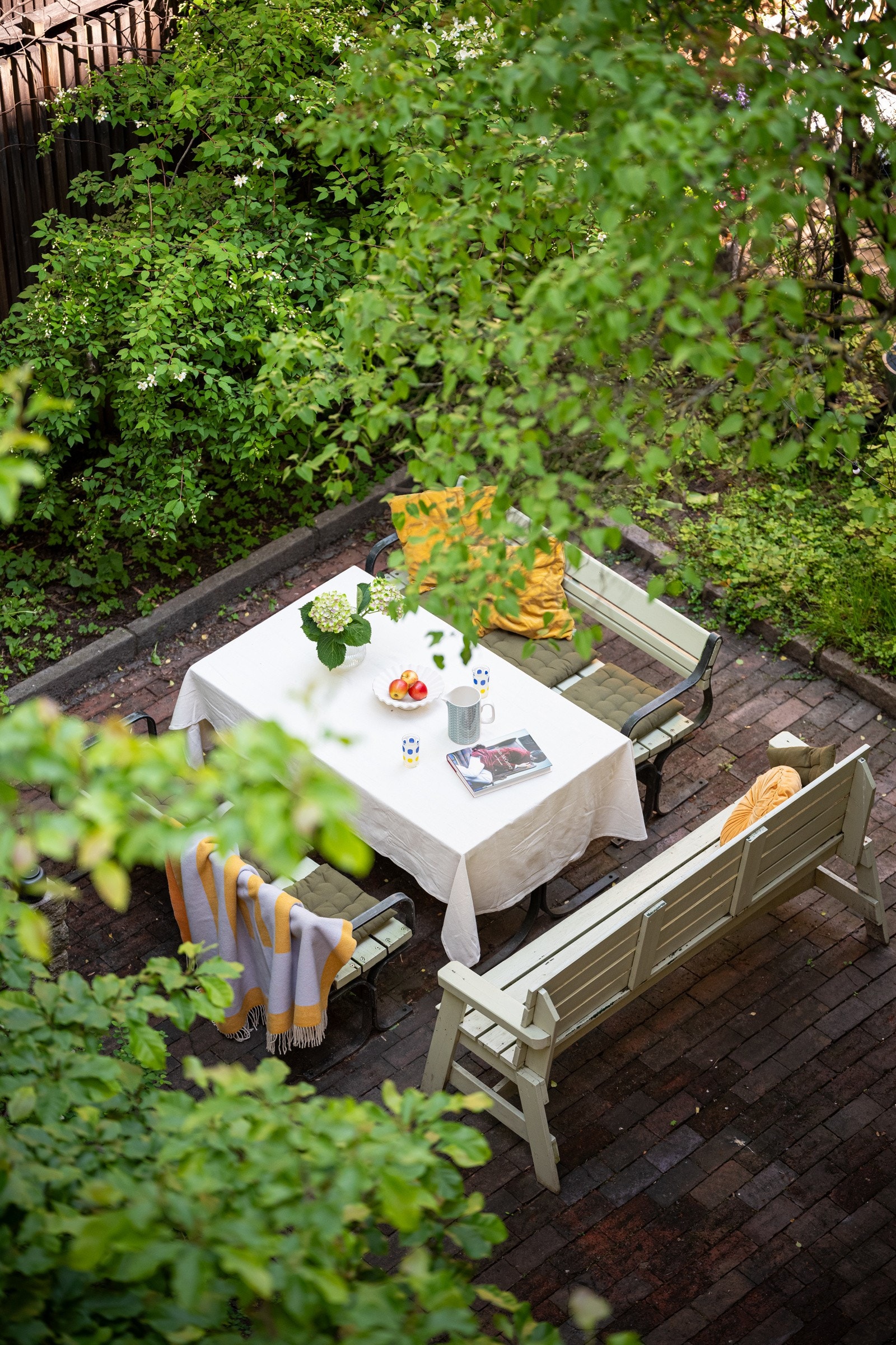 Det er hyggelig utsyn til felles bakgård. Galleribilde