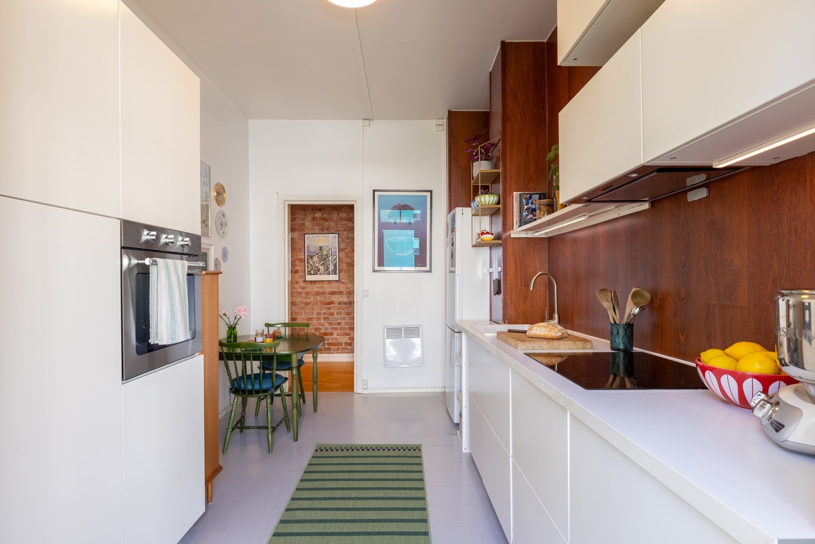 Det er plass til et spisebord i rommet. Galleribilde