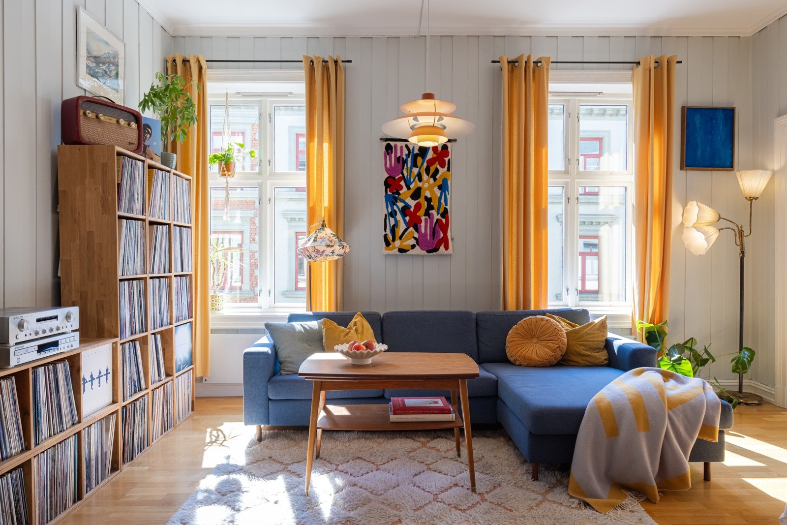 Svært lys og luftig stue med god takhøyde på opptil 3,02 meter. Galleribilde