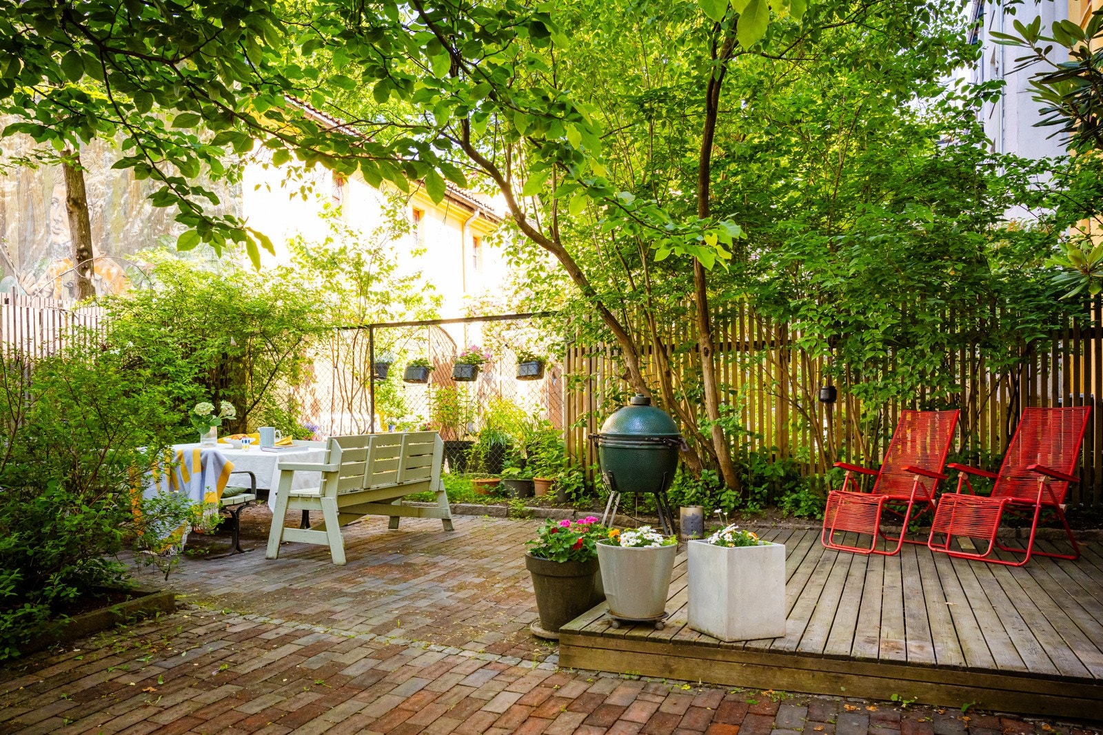 Bakgården er pent innredet med flere sittegrupper og grill. Galleribilde