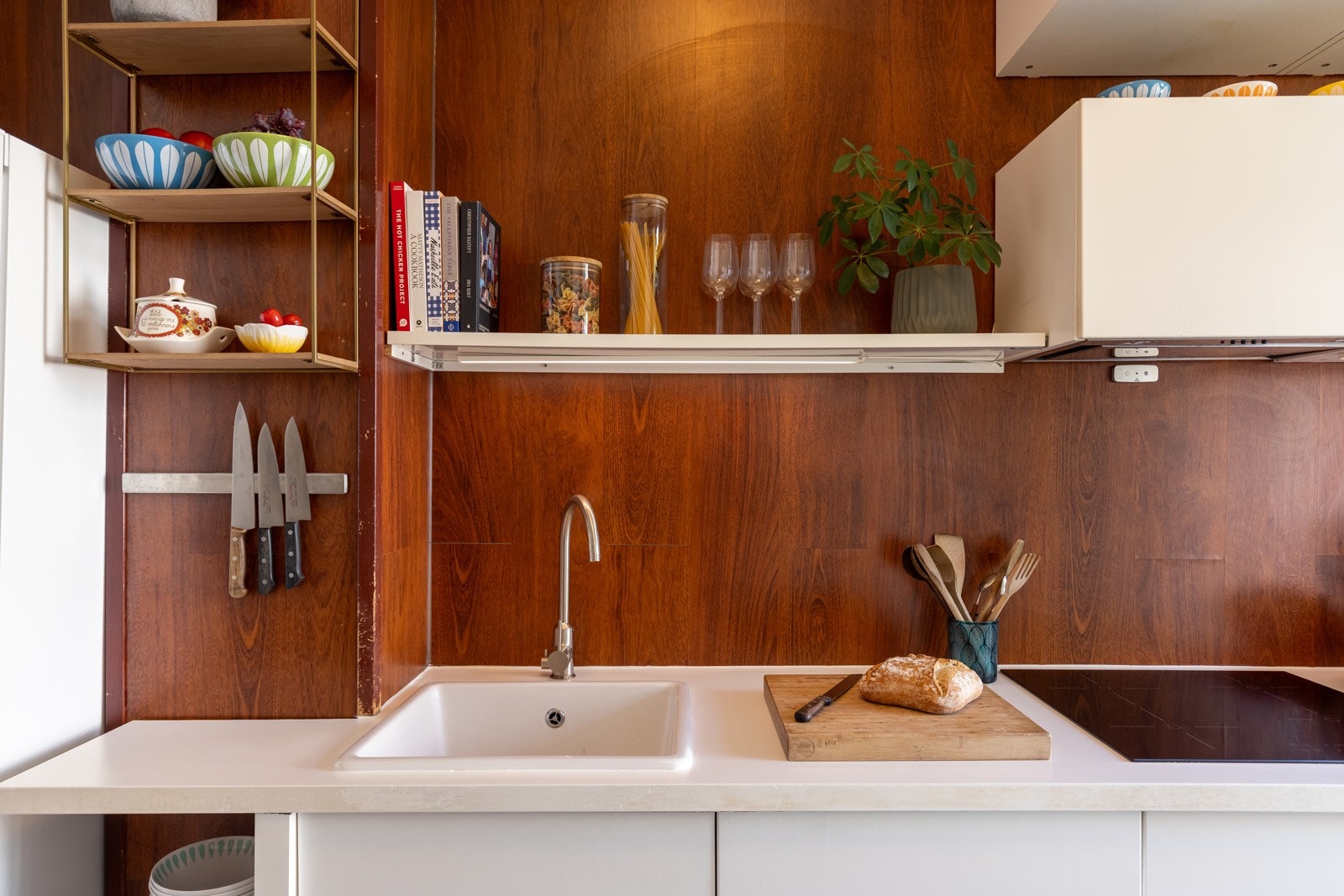 Integrerte hvitevarer bestående av komfyr, platetopp, oppvaskmaskin som medfølger handelen. Galleribilde