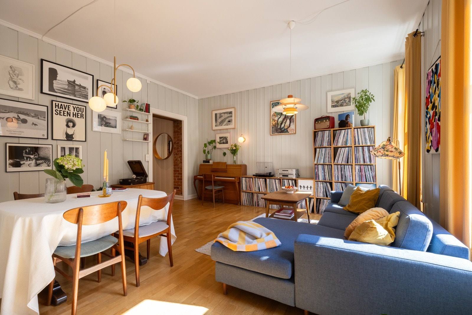 Veggene er malt i lyse og behagelige toner. Galleribilde