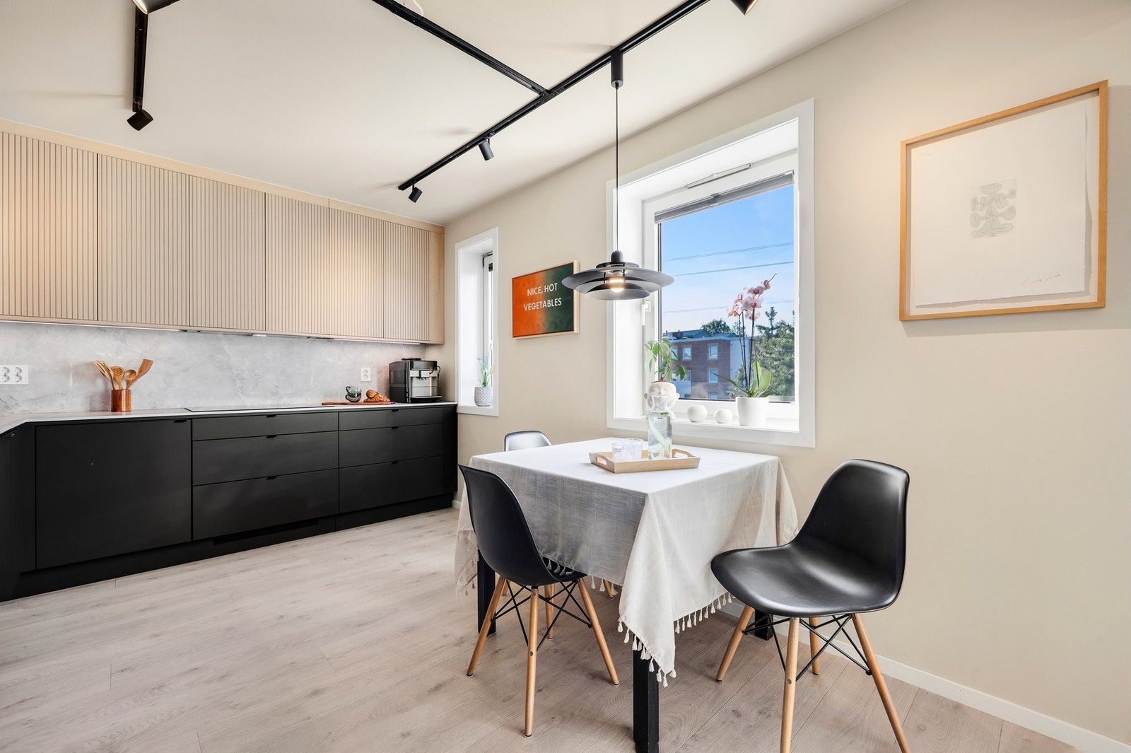 I forbindelse med renoveringen ble det lagt nytt elektrisk skjult anlegg i hele leiligheten, utenom bad og kjøkken. Galleribilde