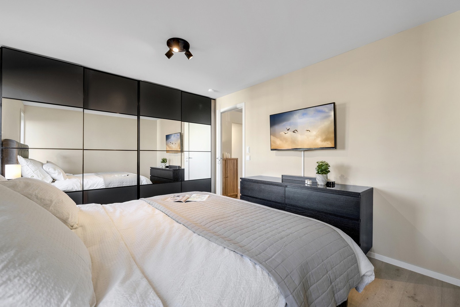 Her er det god plass til dobbeltseng, nattbord og garderobeløsninger. Galleribilde