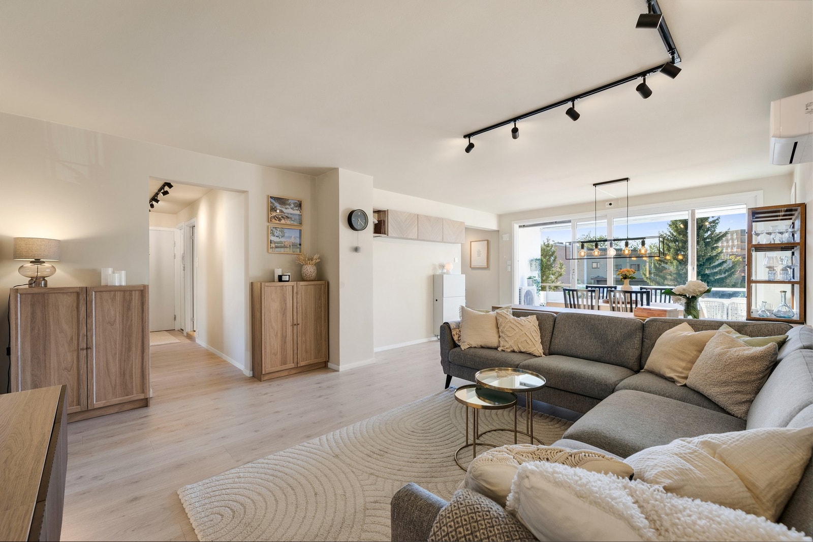 Her er det god plass til både sittegrupper, stue- TV- og spisebord. Galleribilde