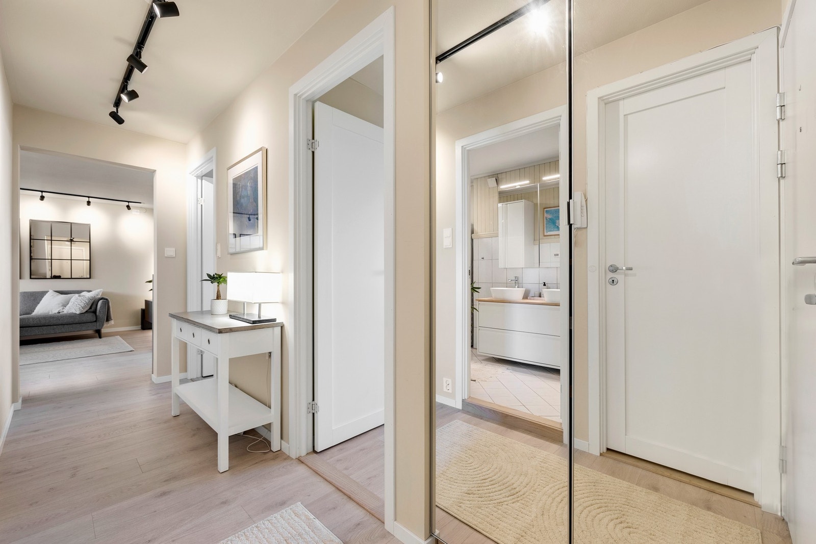 Innbydende inngangsparti med god plass til å henge fra seg sko og yttertøy. I tillegg er det to boder i kjeller for ekstra lagring. Galleribilde