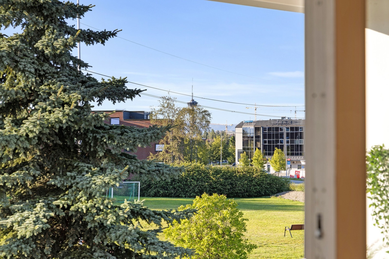 Borettslaget har store og pent opparbeidede grøntområder med fotballbane, aktivitetspark, lekeplass, grillområder og felleshage. Galleribilde