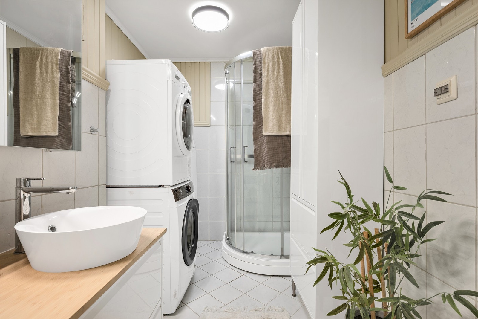 Lyst og lekkert flislagt bad med alt en trenger. Galleribilde