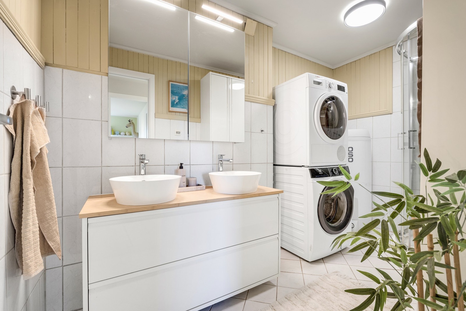 Det er montert ny varmtvannstank på ca. 200 liter. Varmtvann er inkludert i fellesutgifter. Galleribilde