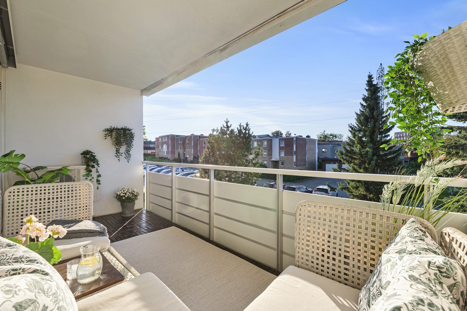 Her er det god plass til ønsket utemøblement. Galleribilde