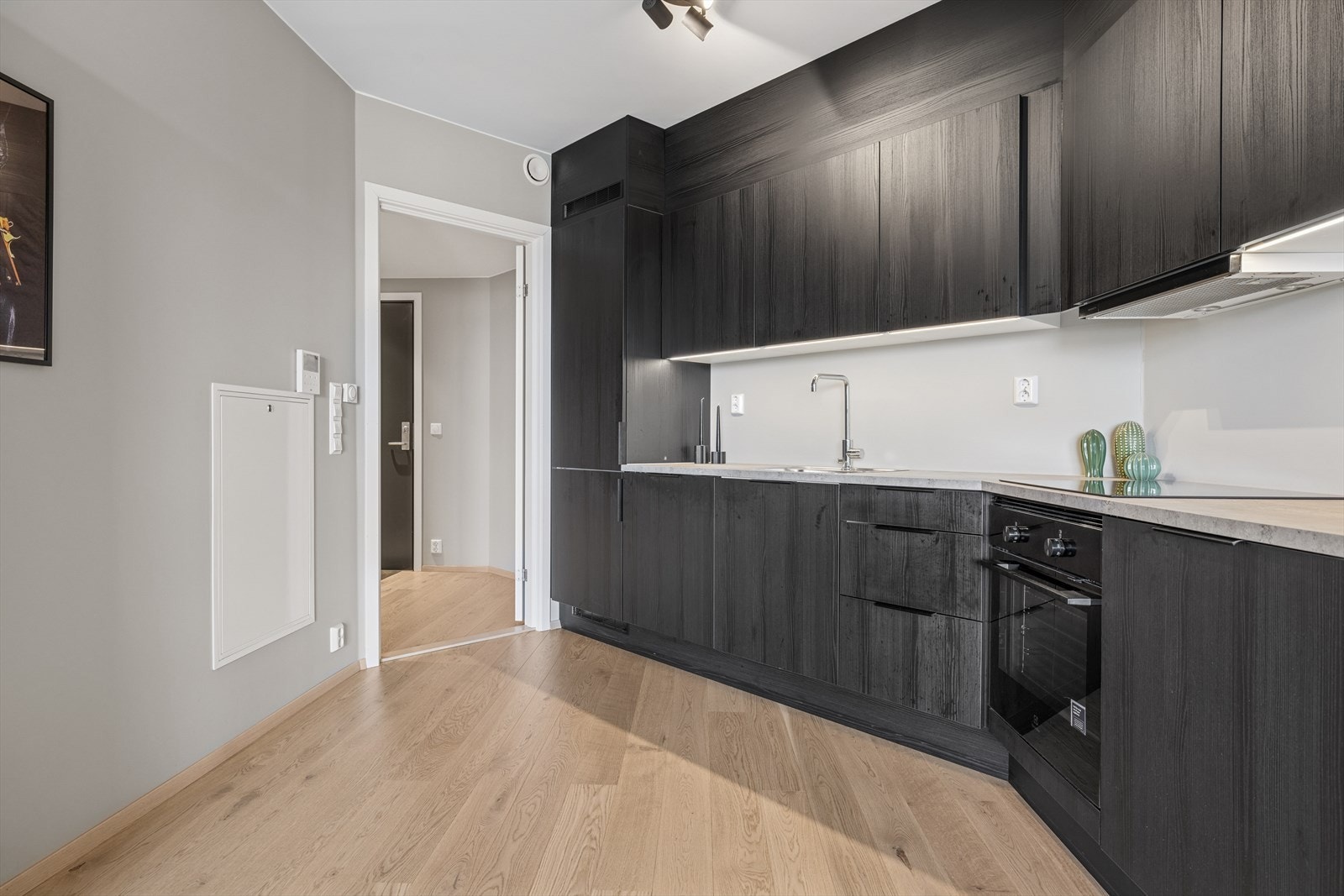 Her har en alt en måtte trenge av skap-, skuff- og benkeplass. Galleribilde