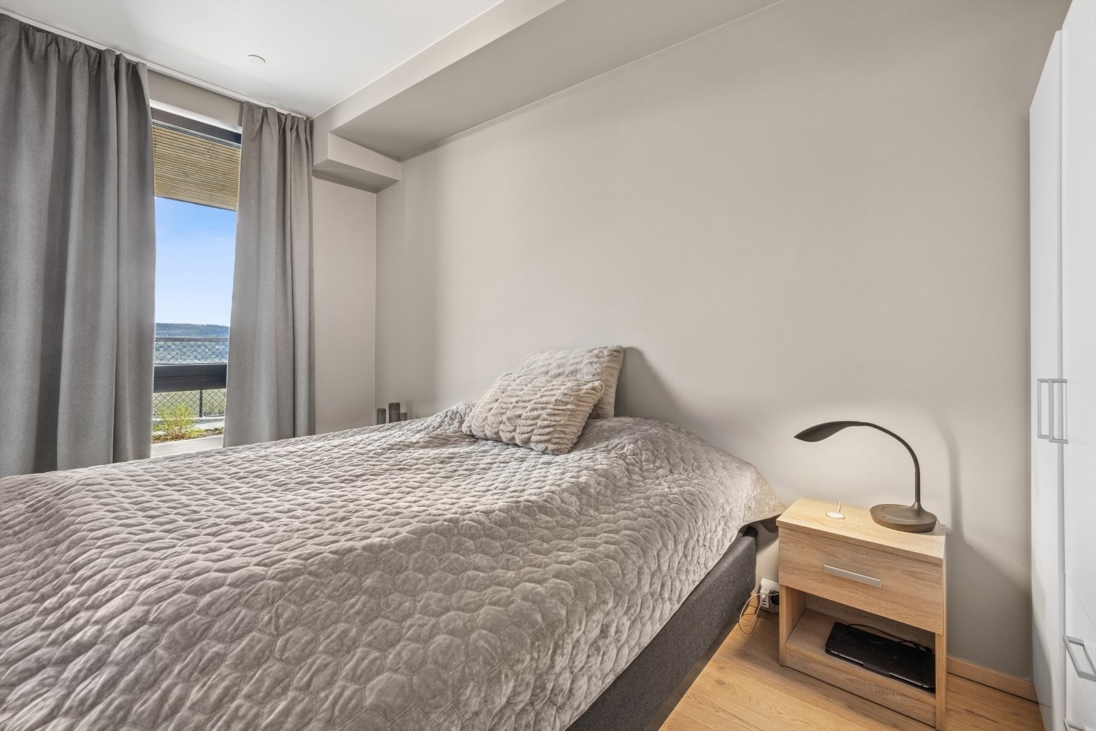 Soverommet er romslig og byr på god plass for dobbeltseng, nattbord og gode garderobeløsninger. (Garderoben medfølger ikke) Galleribilde