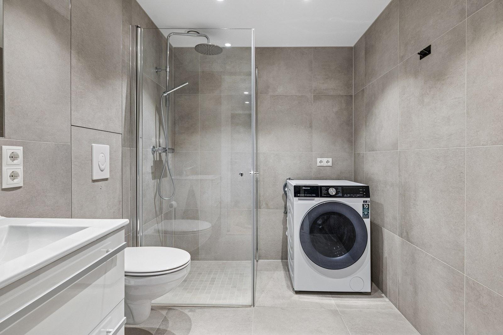 Delikat flislagt bad med varmekabler i gulv. Galleribilde