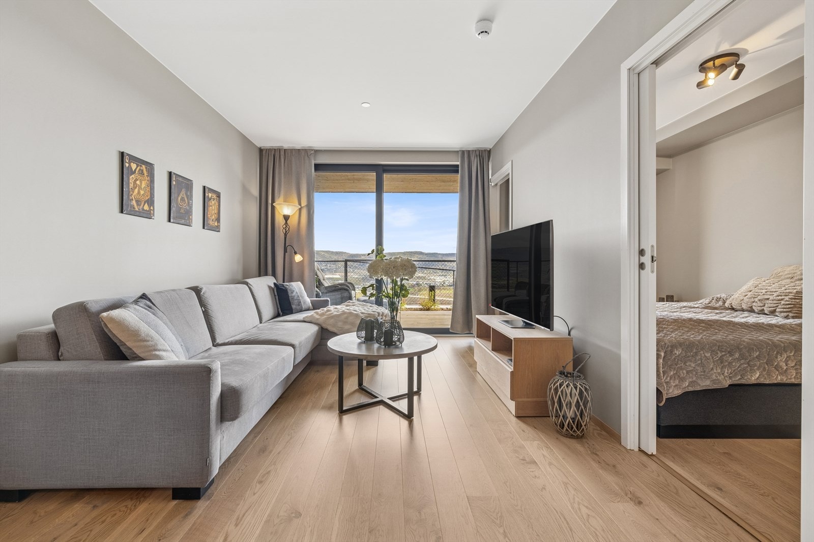 Gode vindusflater sørger for at rommet får godt med naturlig lys. Galleribilde