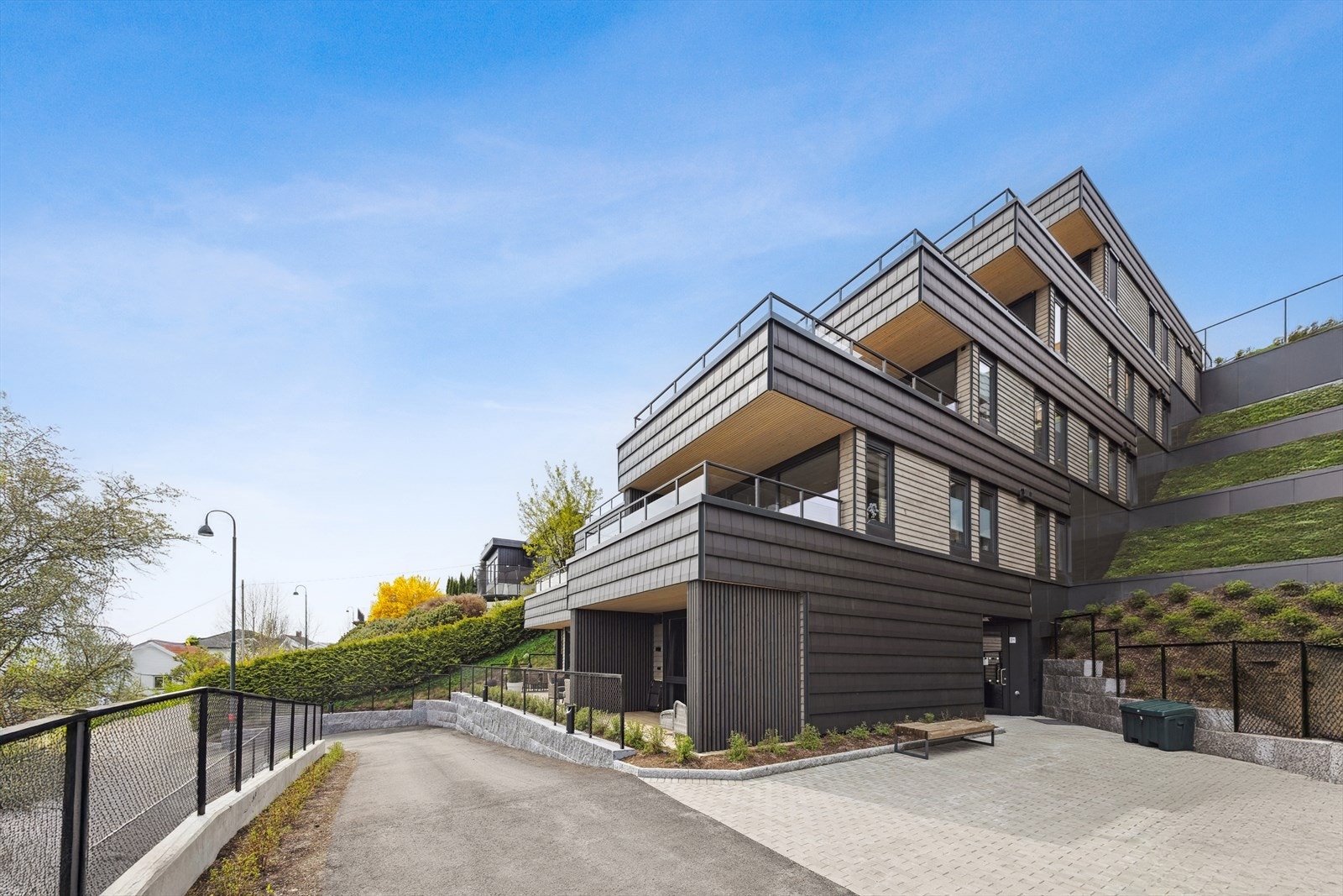 Attraktiv 2-roms som ligger i et splitter nytt bygg fra 2024, et bygg med en fin utførelse og god variasjon av materialbruk som gir en flott fasade. Galleribilde