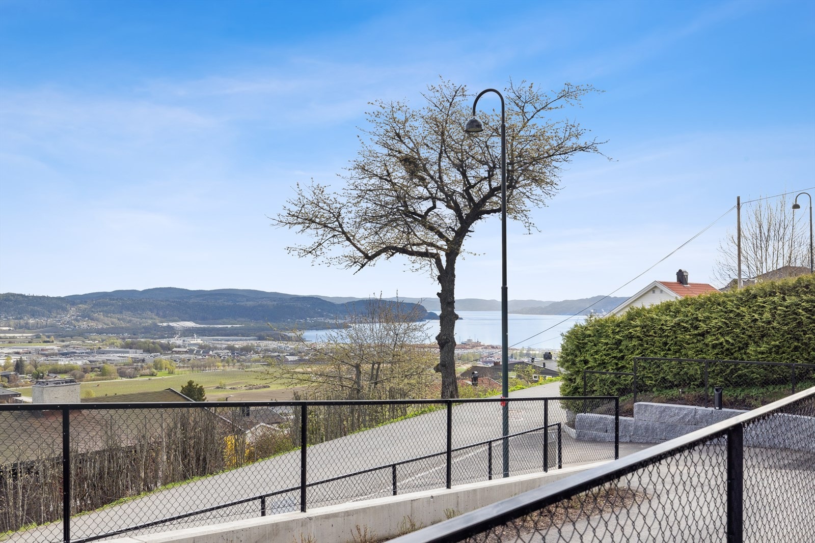 Strålende utsikt mot Drammensfjorden, Reistadlia og Lier. Galleribilde