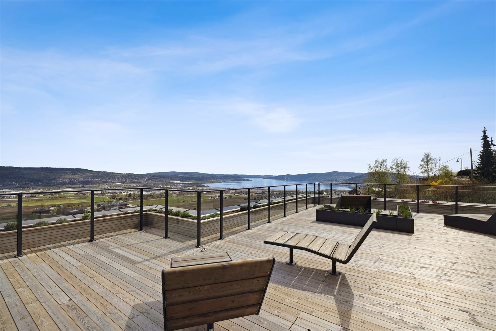 Her er det sosialsoner og tilrettelagt for avslapning. Sjekk utsikten! Galleribilde