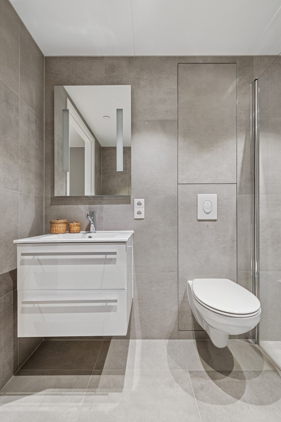 Lys og moderne baderomsinnredning. Galleribilde