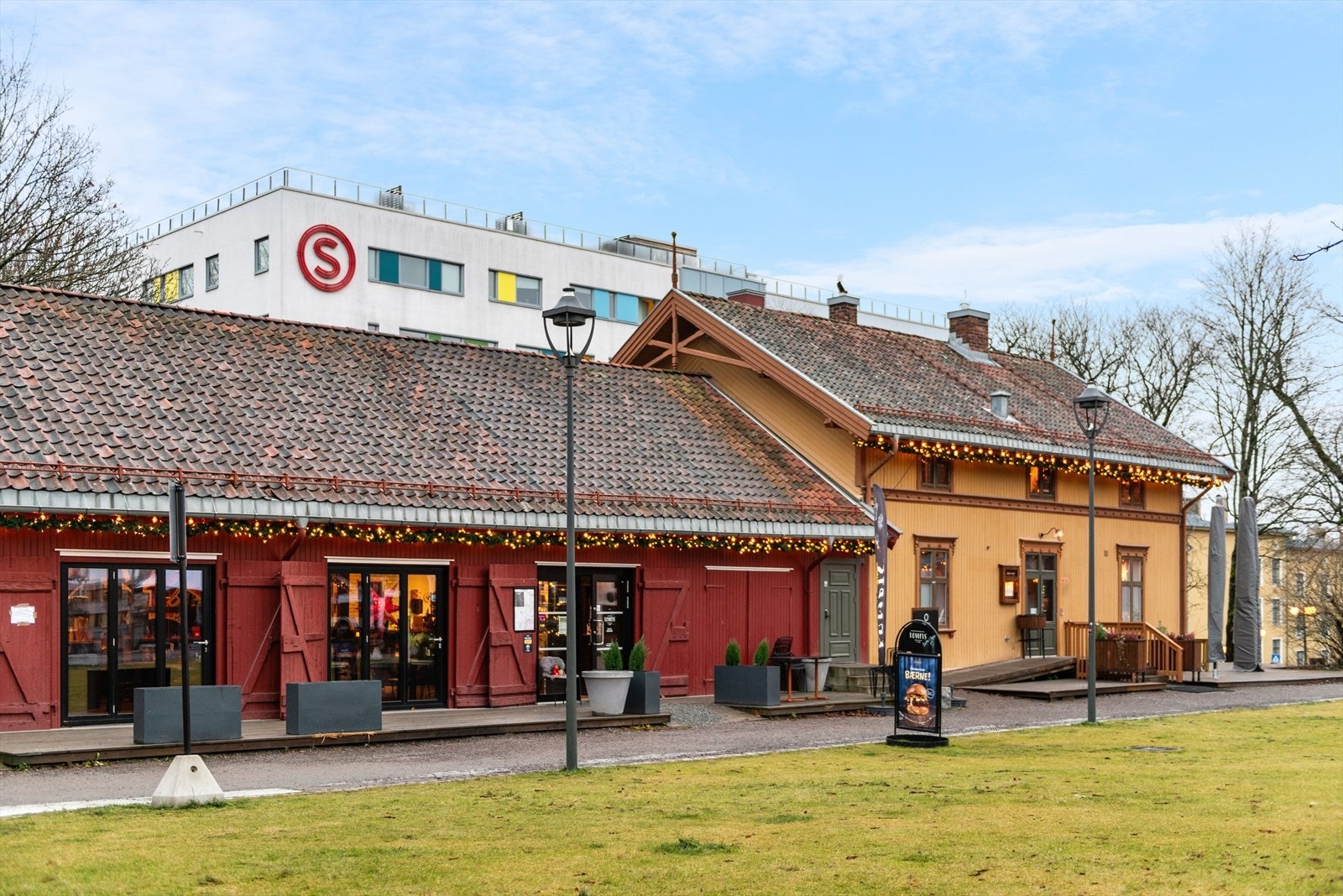 Lillo Gård på Sandaker - et hyggelig møtepunkt med boliger, handel og caféer, omgitt av grønne omgivelser i byen. Galleribilde