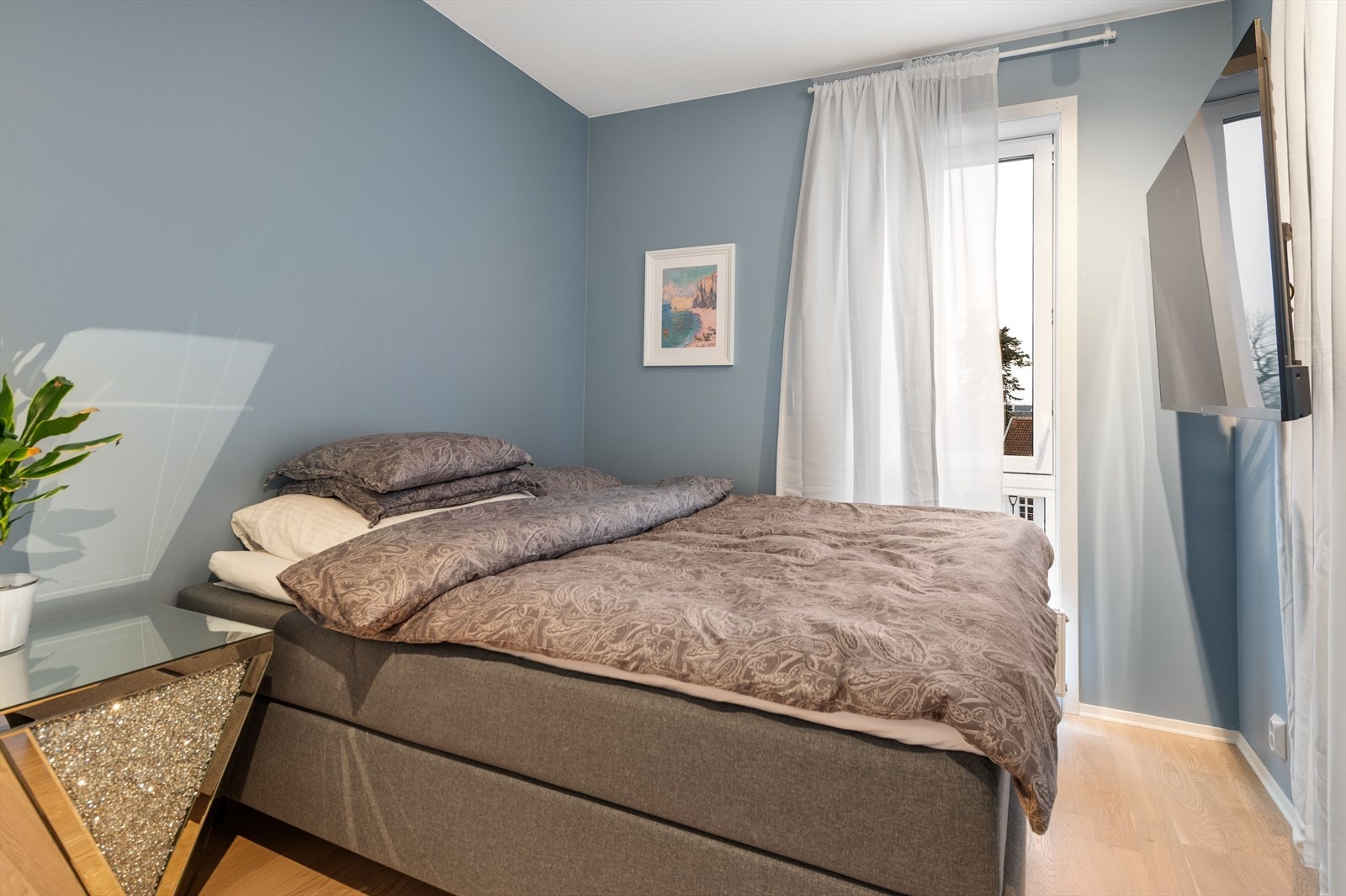 Soverom 1. God plass til dobbeltseng og nattbord. Galleribilde