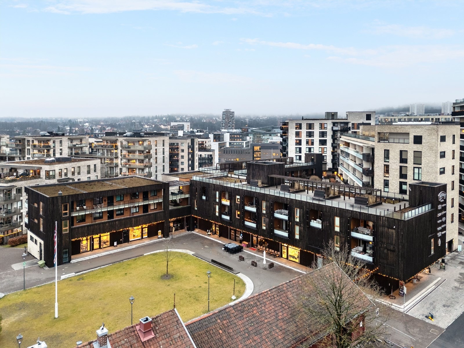 Sandakerveien 104 er et kombinert bolig- og næringsbygg hvor første etasje består av dagligvarebutikk, apotek og blomsterbutikk. Galleribilde