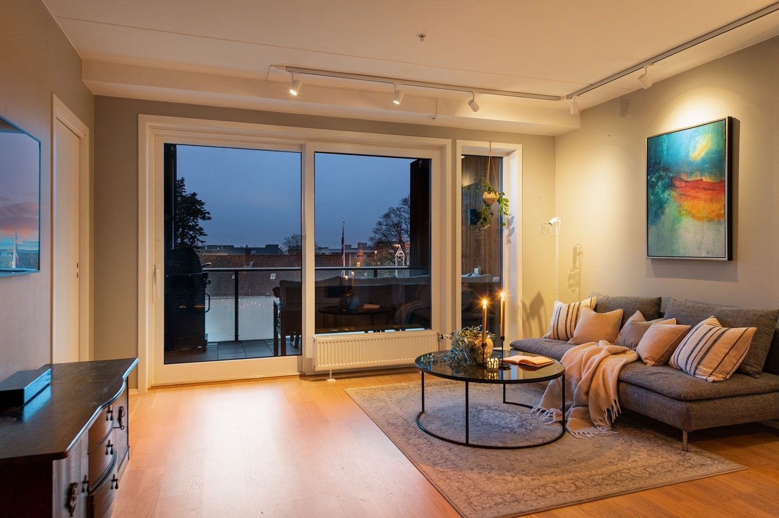 Innbydende og lys stue med store vindusflater. Galleribilde