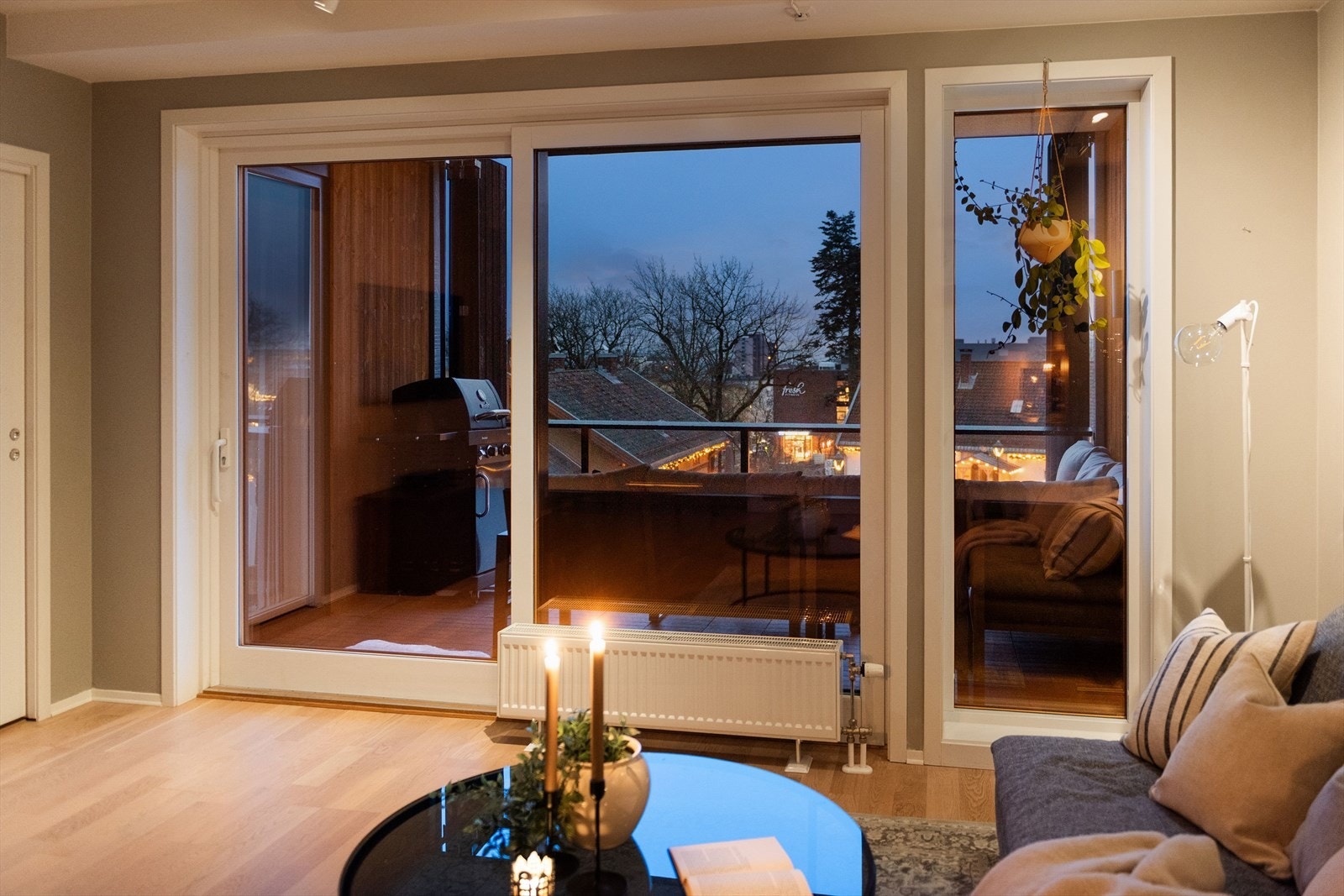 Store vindusflater gir godt med naturlig lys og gir rommet en behagelig og god atmosfære. Galleribilde