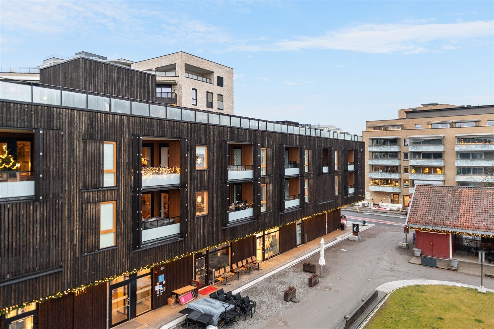 Inngangspartiet på boligblokken leder ut til Lillo Gård. Galleribilde