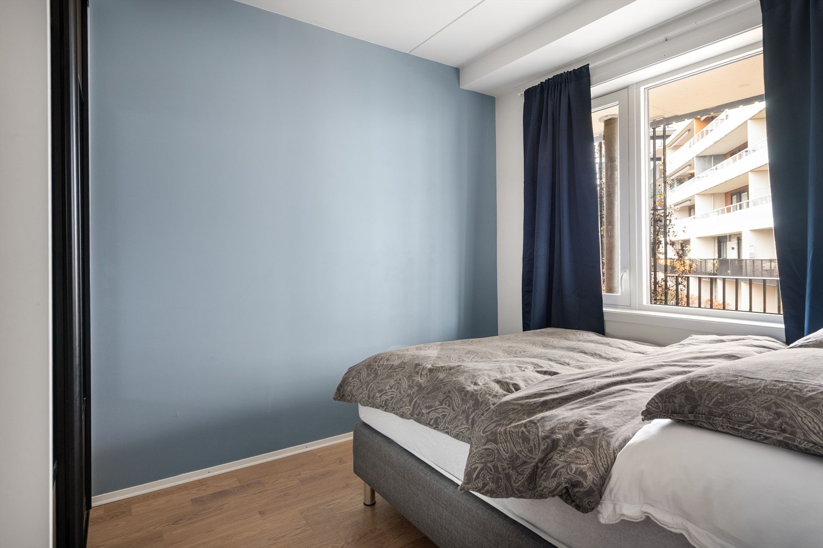 Soverom 2 har integrert skap, og god plass til dobbeltseng. Galleribilde