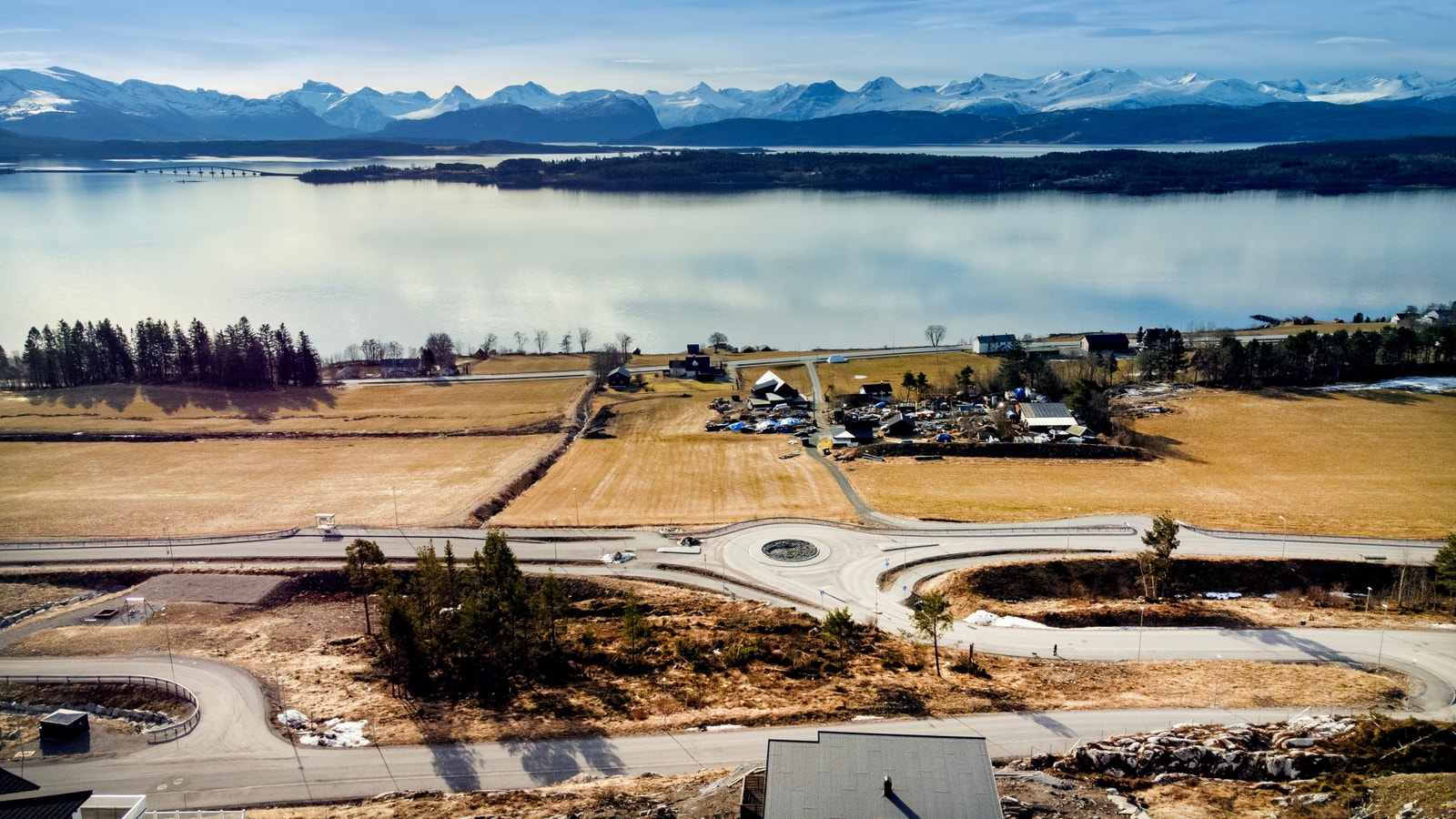 Bilde av tomten før byggestart. (tomten er midt på bildet, nær rundkjøringen.) Galleribilde