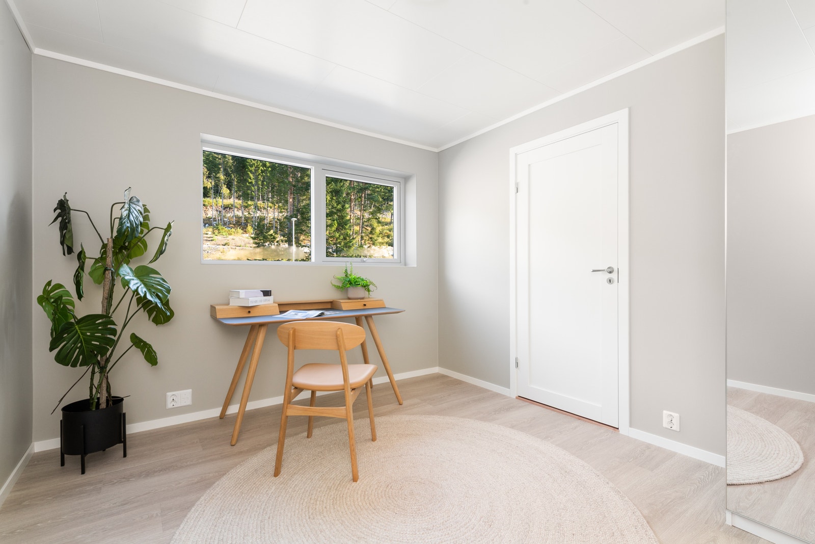 Soverom med dør til bod. Galleribilde