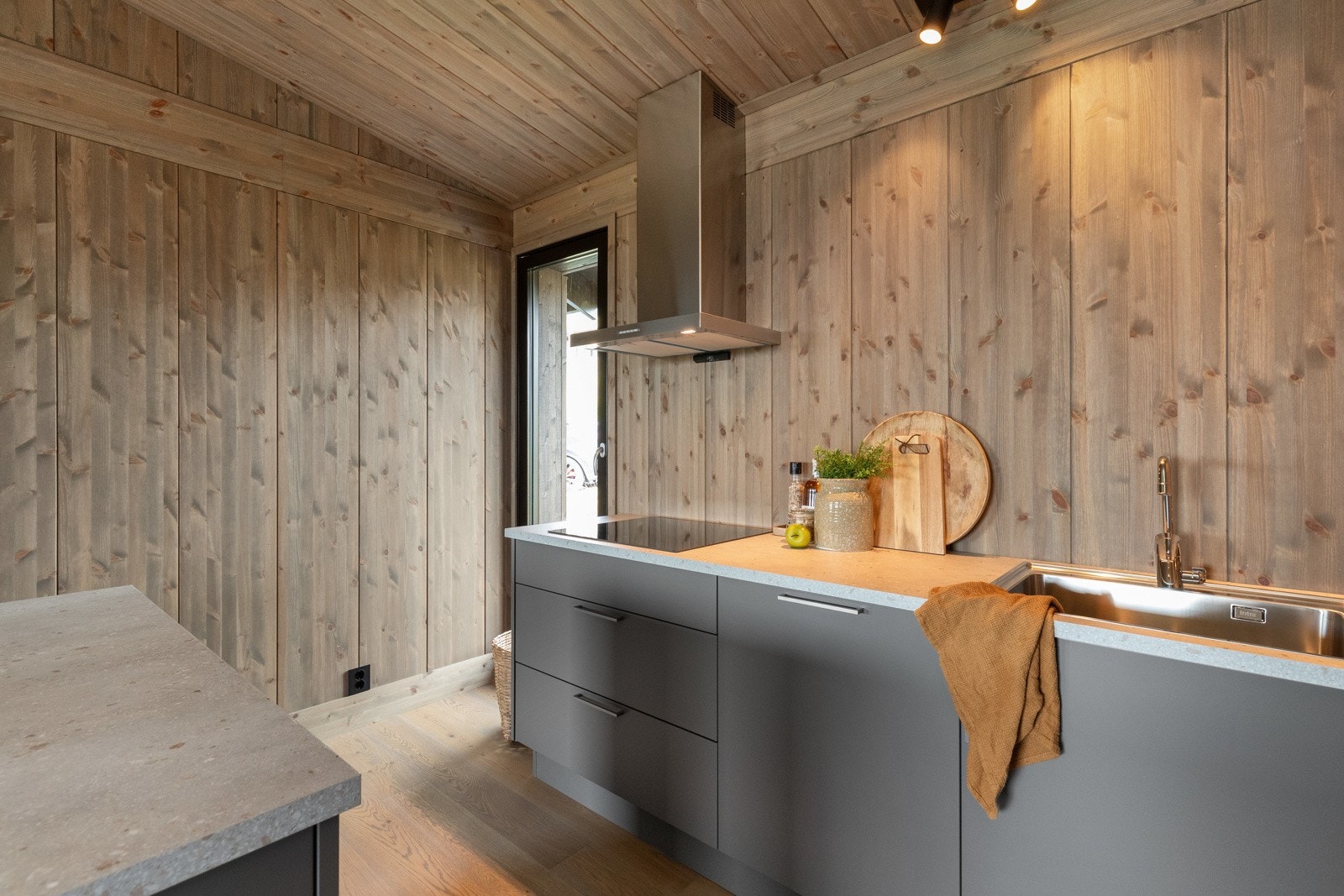 Hvitevarer fra AEG bestående av stekeovn, keramisk topp, oppvaskmaskin og kjøleskap Galleribilde