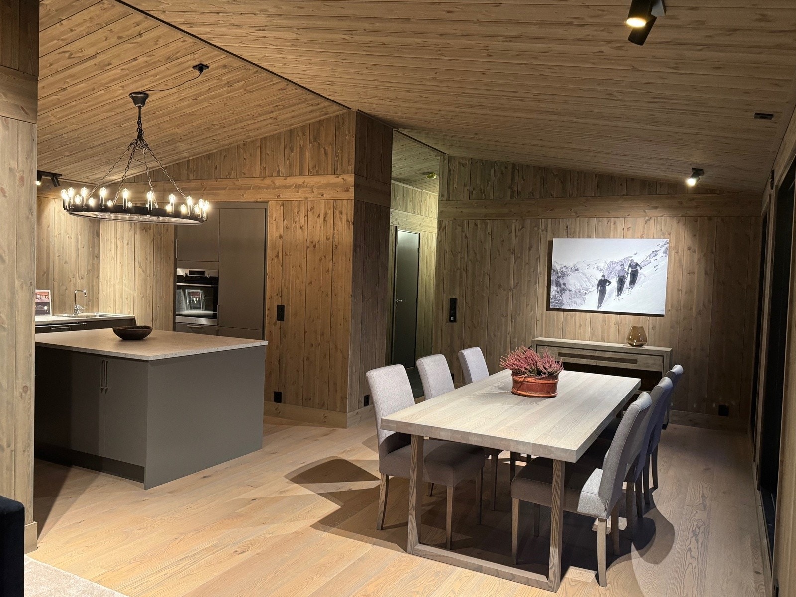 Hytta har en praktisk kjøkken med rikelig benkeplass samt god plass for et spisebord Galleribilde