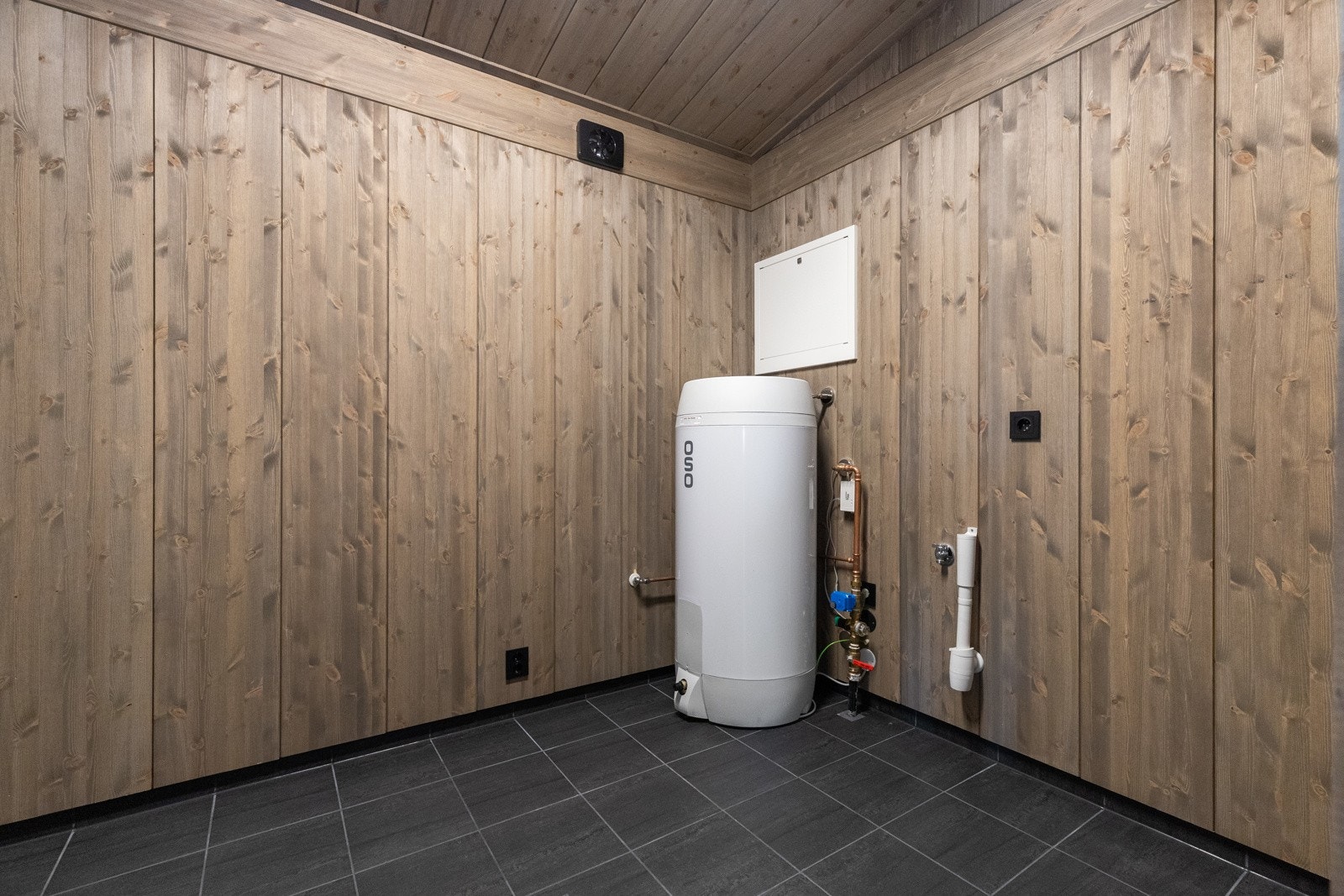 God plass til oppbevaring. Opplegg til vaskemaskin Galleribilde