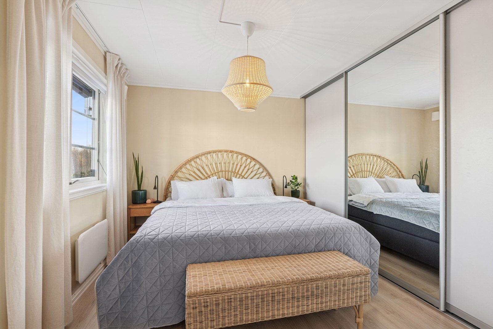 Hovedsoverommet er romslig og har god plass til dobbeltseng med tilhørende nattbord. Galleribilde