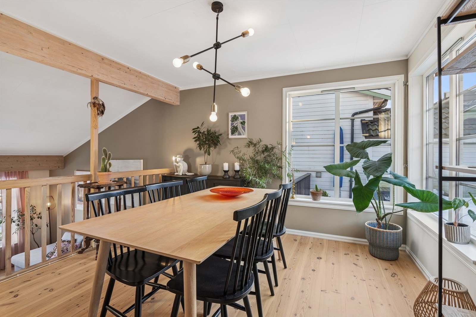 Fra boligens gang er det videre adkomst til en flott og romslig spisestue. Galleribilde