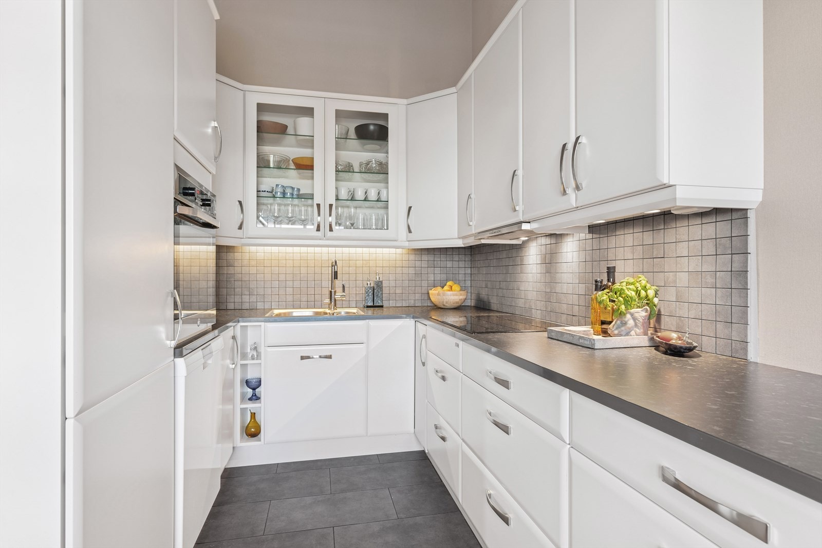 Det er montert en tidløs kjøkkeninnredning med fronter i lys utførelse fra anerkjente Huseby. Galleribilde