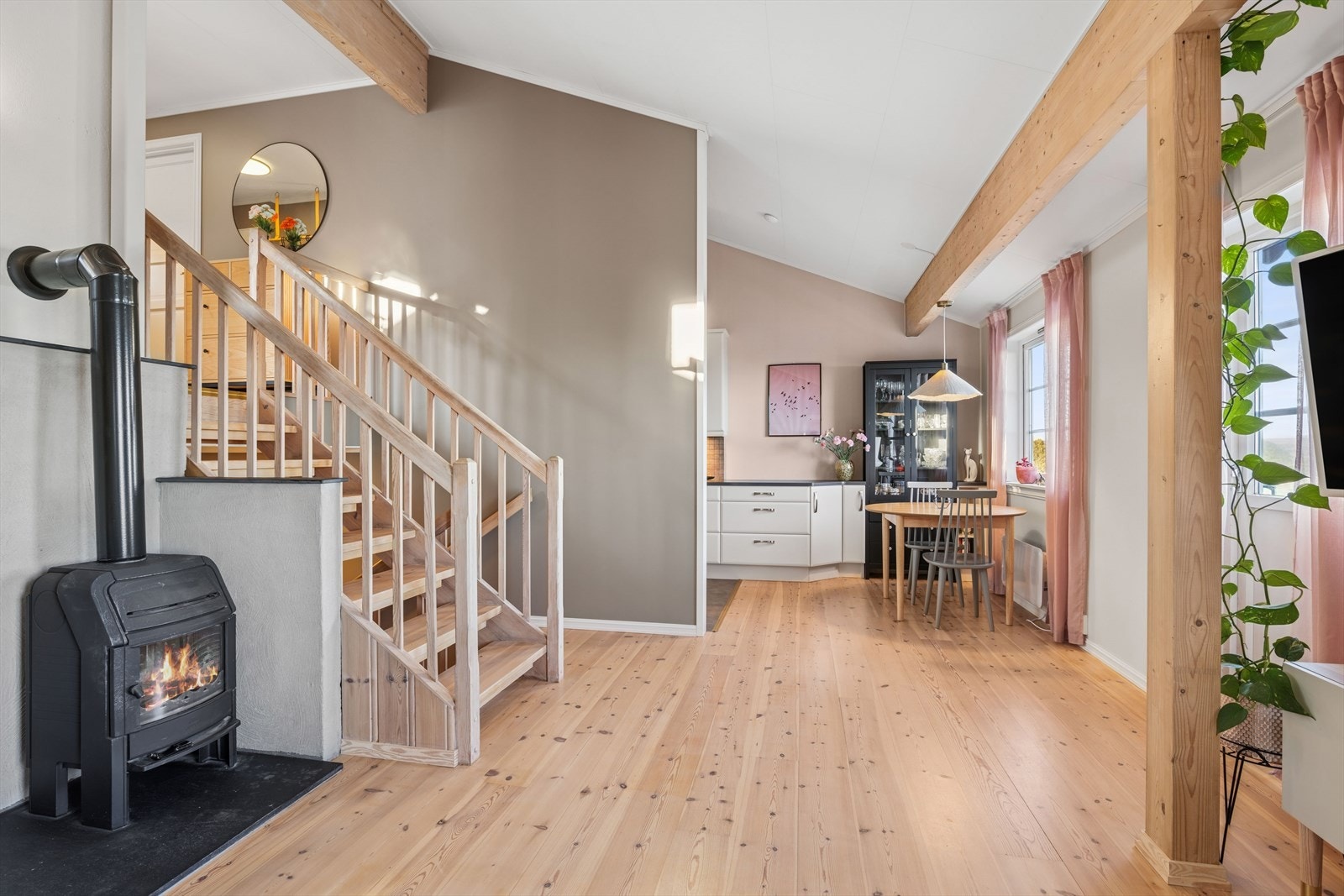 Det er en luftig og fin takhøyde i stuen som gir rommet en særdeles god følelse. Galleribilde